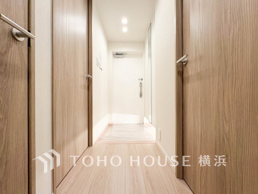 上質感漂う玄関。居住者の帰り、訪れる方を優しく迎えてくれます。