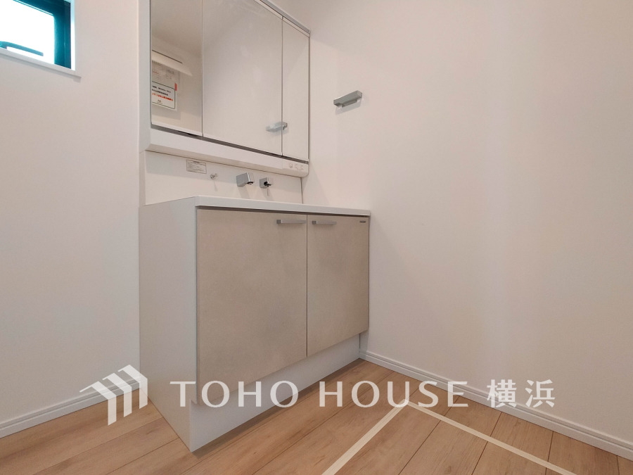 使いやすい機能が備えられた清潔感溢れる洗面空間。収納も充実しています。
