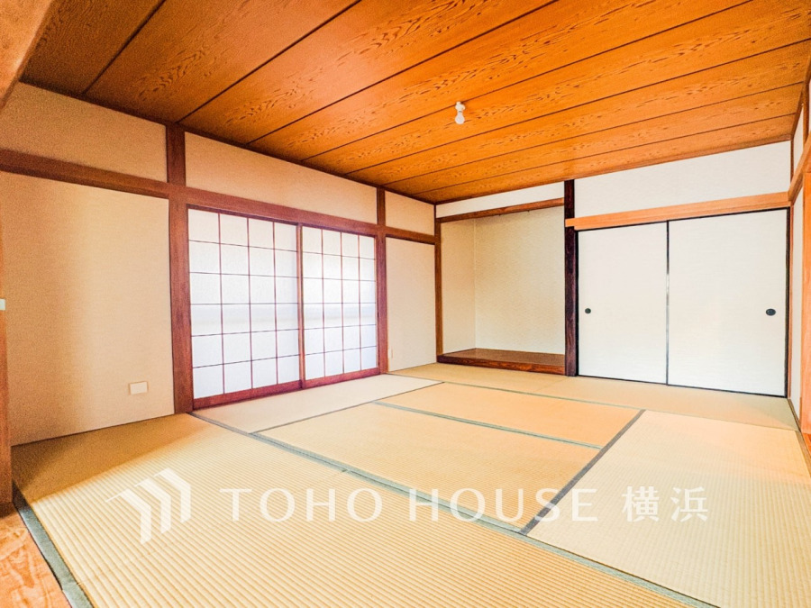 足を伸ばしてゆっくりとくつろげる、癒しの空間。モダンな和室で癒しタイムを。