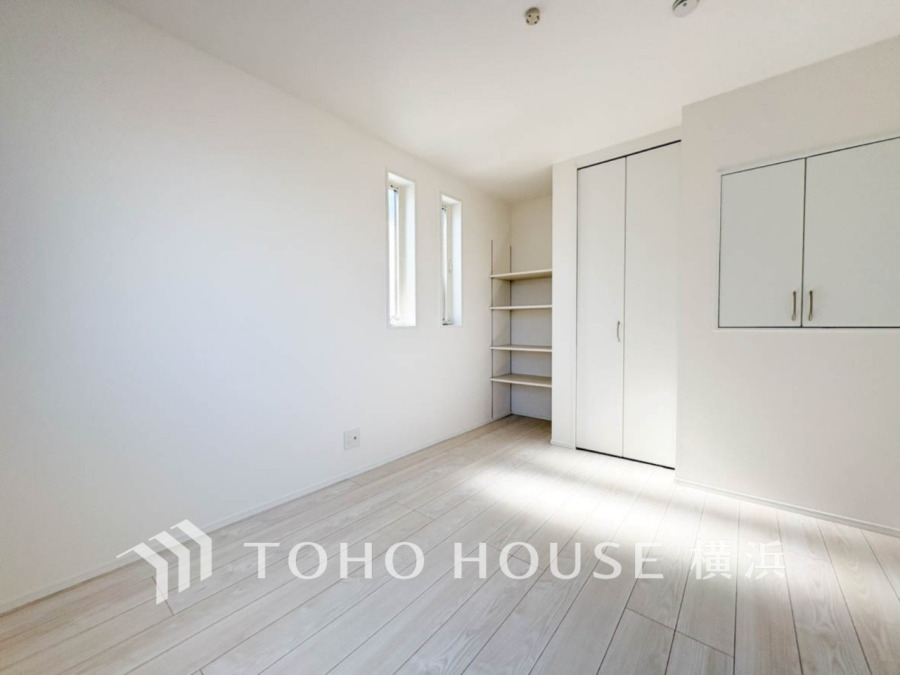 一日の疲れをいやしてくれる寝室。時を忘れて過ごす場所として過ごせるお部屋。