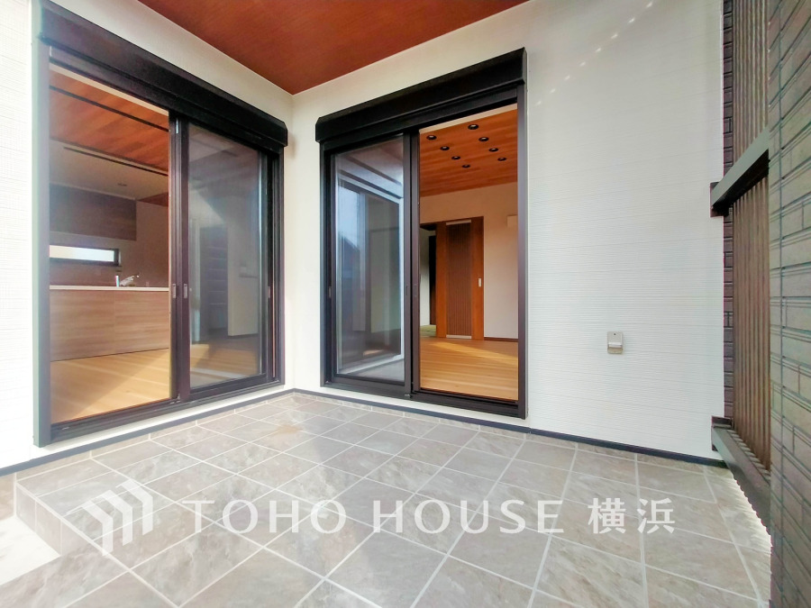 リビングから繋がるダイニングデッキ。アウトリビングとしてもお使い頂けます。休日にはウッドデッキにテーブルを出してティータイムを楽しんでみては如何でしょうか。