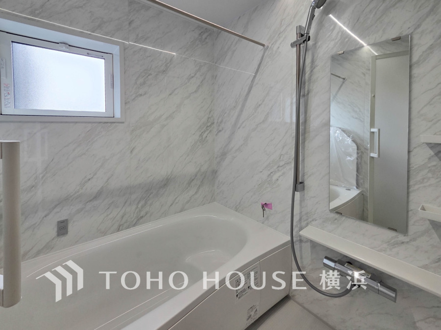 上質が感じられるカラーリングで、清潔な空間美を実現。一日の疲れが癒される優雅なバスタイムを堪能できるゆとりあるバスルームです。