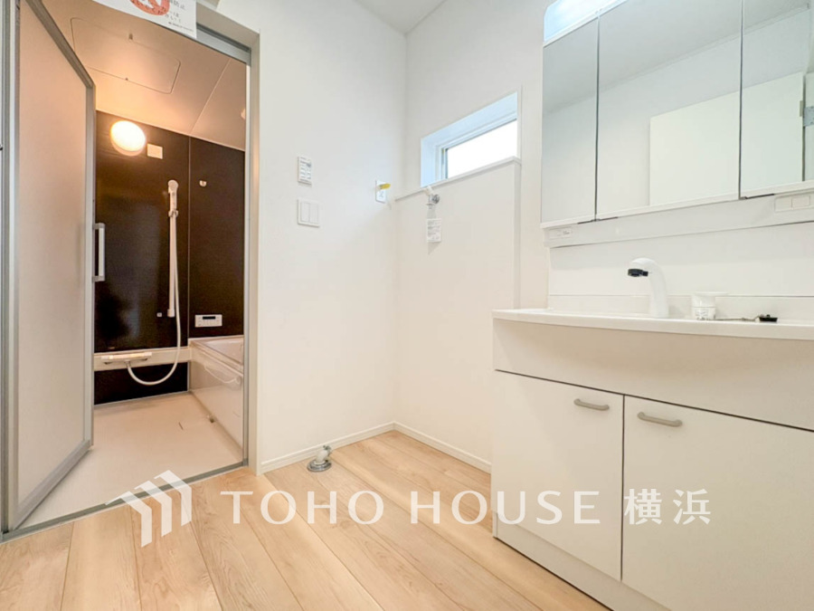 脱衣スペースを含む空間はゆとりの広さを設け、また洗面化粧台の鏡の後ろに収納スペースを設ける事により、散らかりやすい洗面スペースをスッキリ保てます。