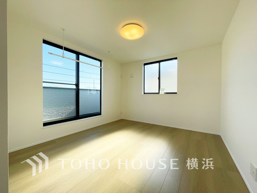 晴天の輝きと共に差し込む暖かな陽射しを愉しむことのできる空間。時には雨音が刻むリズムとハーモニーに耳を澄まし、煌く星空を眺める、そんな日常がここにあります。