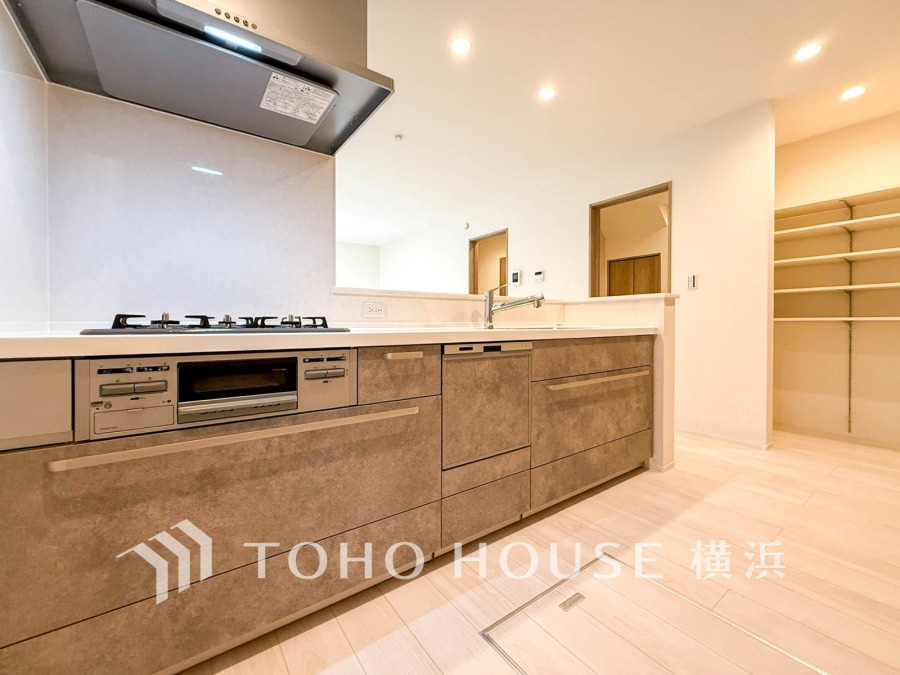 長い時間滞在するキッチンだからこそ、食事の準備を楽しい時間に、忙しい時でもスムーズに無駄なく作業できる、お手入れも簡単にできるなど、毎日を楽しくするキッチンスペースに仕上げました。