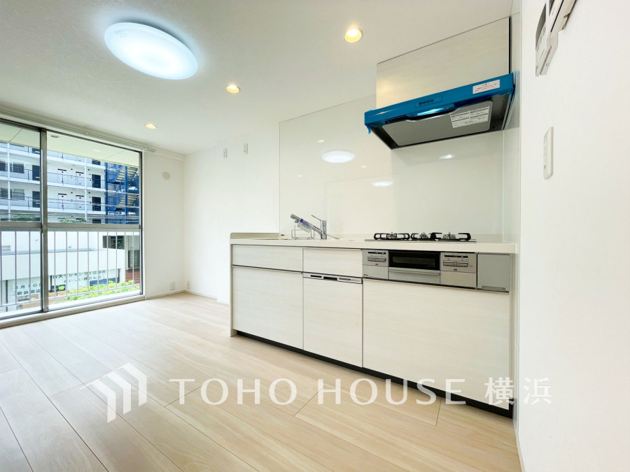 南東向きの大きな窓からたっぷりと光が入る明るいLDK。落ち着いた雰囲気に包まれた空間です。
