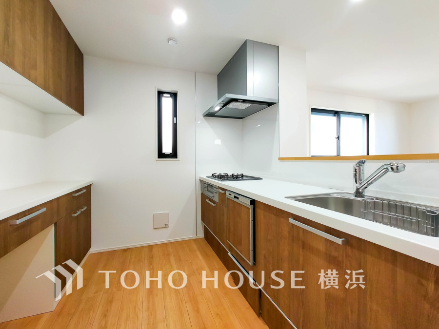 機能性とデザイン性にすぐれた美しいキッチンは、家族との対話を楽しめる対面タイプ。インテリア性も高い大型カップボードが配置されており、効率的な家事動線と豊かな収納力が備えられています。 