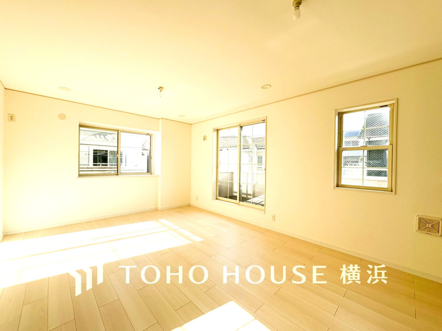 柔らかな色合いのフローリングと清潔感の溢れるクロスが明るい空間を創り出しているリビングダイニング。憩いの場に相応しく、ここで楽しむ家族の時間が絆をより深めてくれそうです。