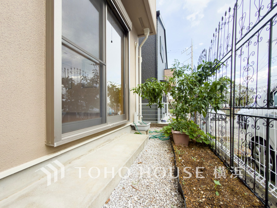 日当たり良好なお庭スペース。植栽と砂利敷きで手入れがしやすく、快適な屋外環境を実現しています。