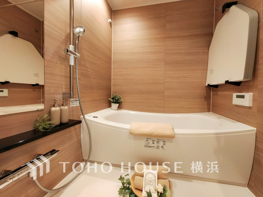 上質が感じられる質感とカラーリングで、清潔な空間美を実現。一日の疲れが癒される優雅なバスタイムを堪能できるゆとりあるバスルームです。