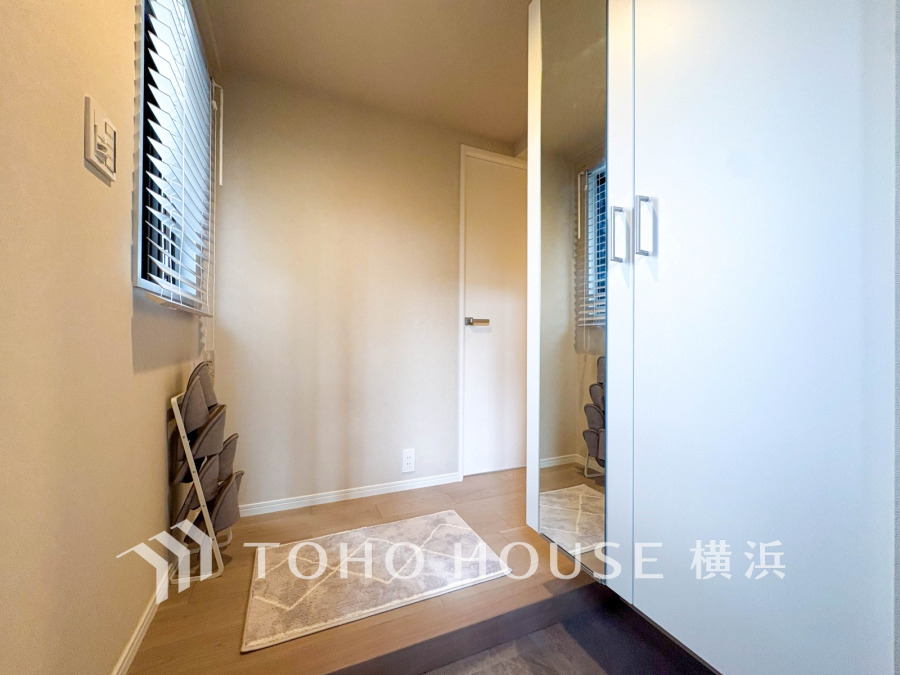 お客様をお迎えする玄関は落ち着いた雰囲気。帰り着くたびに洗練されたテイストの空間に迎えられ誇りと喜びを感じる玄関まわりです。