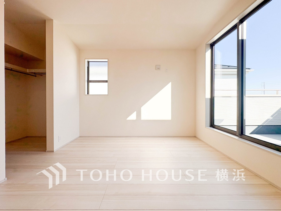 大きな窓から自然光がたっぷり差し込む明るい洋室。収納力のあるウォークインクローゼット付きで快適です。