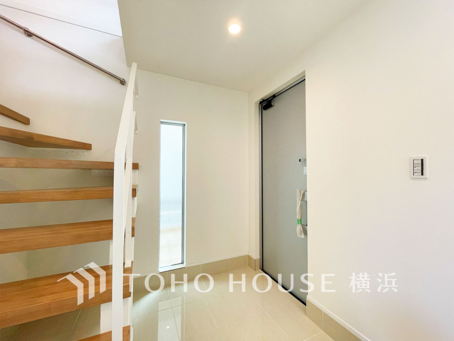 上質感漂う玄関と廊下。居住者の帰り、訪れる方を優しく迎える・安らぎに満ちた生活空間を予感させる。健やかな暮らしを楽しめることでしょう。