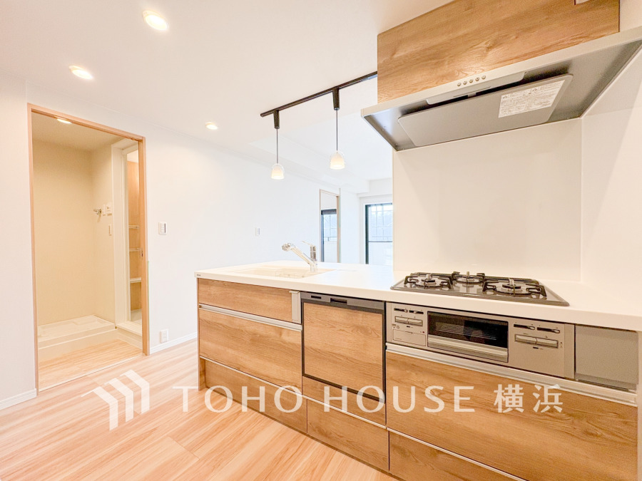 新規交換されたキッチンは便利な食洗機付き。美しさと機能性が一つになったキッチンです。
