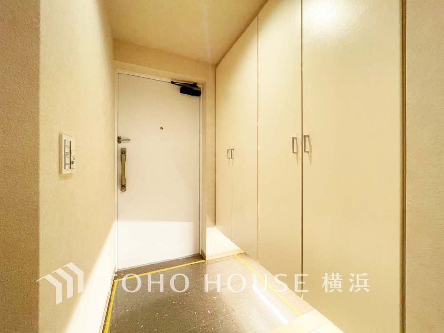 清潔感ある白を基調とした玄関は、大容量の収納でスッキリ片付きます。明るく開放的な空間です。