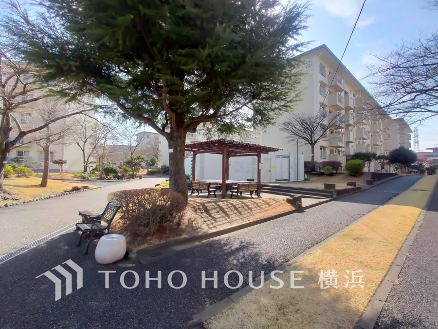 ふりそそぐ陽射しと開放的な空間形成。青空を背景に更なる美しさを醸す佇まい。暖かな陽光と爽やかな風がハーモニーを奏でる上質な空間を愉しむ暮らしがここにある。