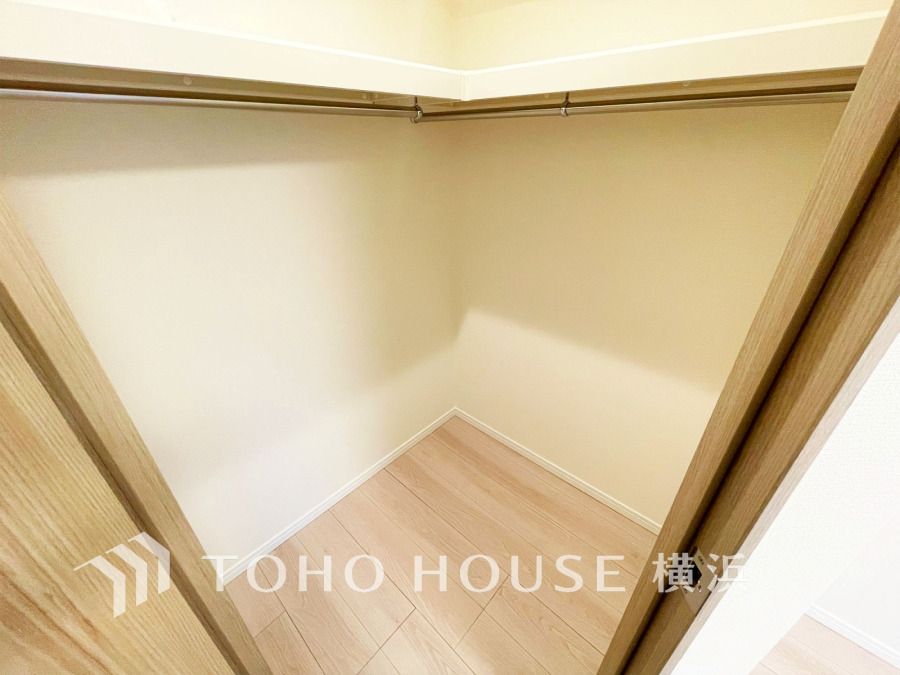 ウォークインクローゼット（＝WIC）は家族みんなの衣類が収納できるよう広めに設計。見やすく取り出しやすい、機能的で使い勝手のよい収納スペースです。