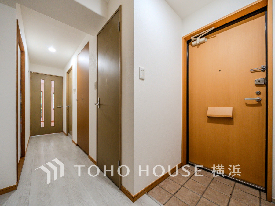 落ち着いた色を基調としていて上質感のある廊下スペースとなっています。
