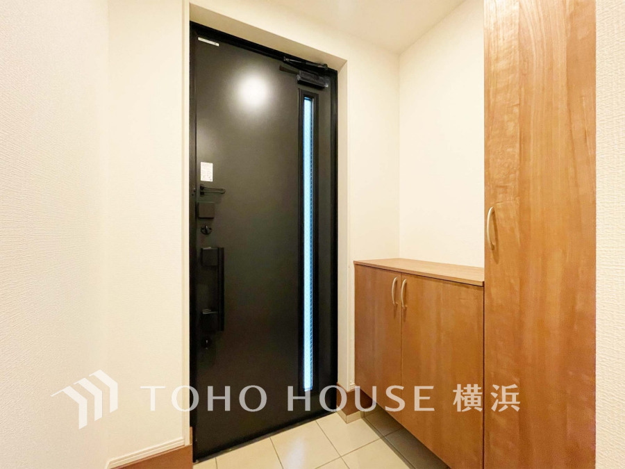 豊かなプライベートタイムへ誘うモダンテイストな玄関。デザインや素材が美しい調和を奏でている空間です。お客様をお迎えする玄関は落ち着いた雰囲気です。