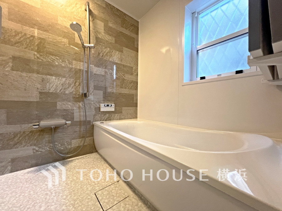 1日の疲れを癒すバスルームは、心地よいリラックスを叶える清潔感溢れる空間です。心からゆったりと寛いでいただけるよう、ゆとりのスペースを確保してます。