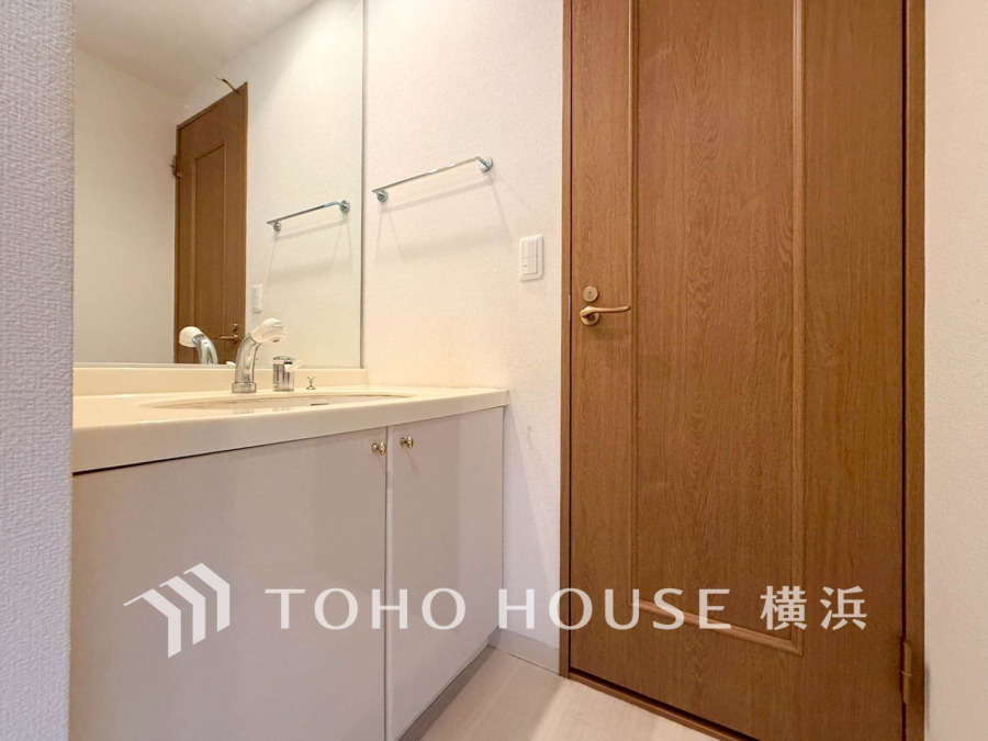 上階のトイレ横にも洗面化粧台を用意してあり、平日の朝の慌ただしい時間でも家族で重なることなく、上質な空間を作り出してくれます。