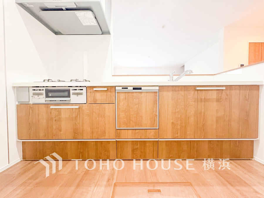 家事動線やリビングとのつながりに配慮し、食事の準備や片付けなどの家事を楽しくするキッチンスペースに仕上げました。毎日使う場所だから気持よく使えて、居心地の良い空間に。