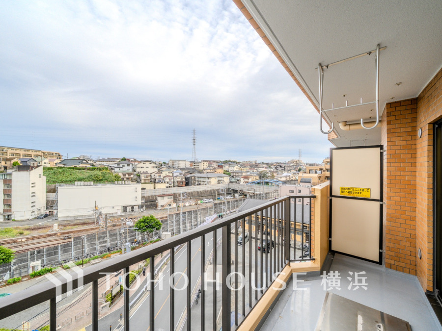 たっぷりの陽光が差し込むバルコニー。健やかな暮らしを守る太陽の恵みを存分に享受できます。爽やかな風と暖かな陽射しが紡ぐハーモニーが日々の暮らしのBGMになることでしょう。