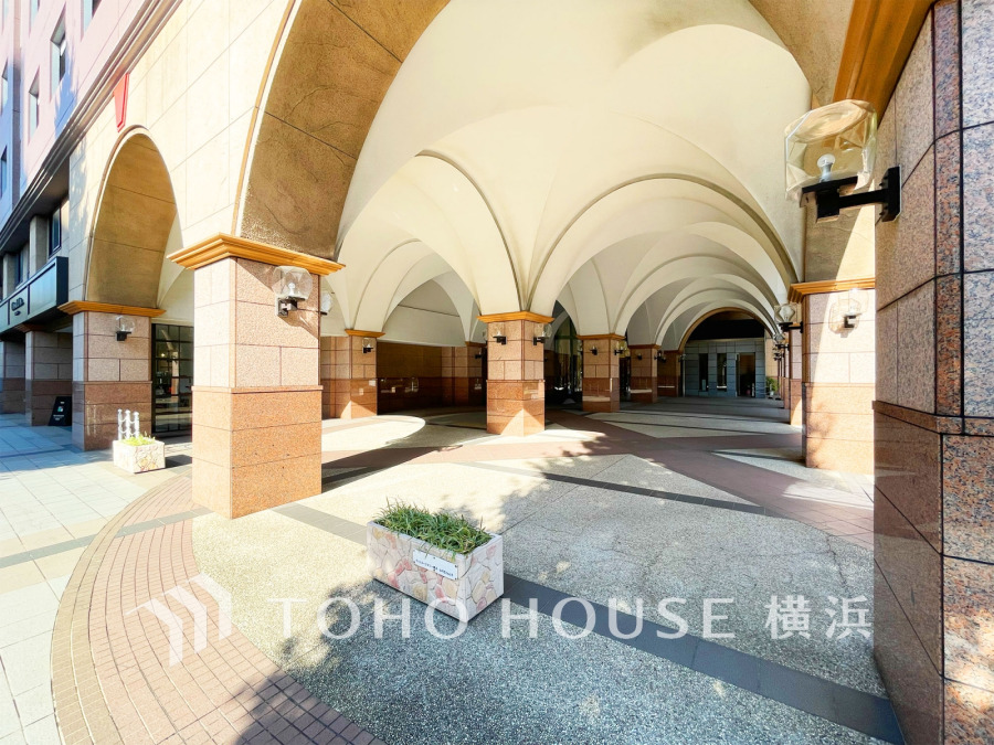 アーチのデザインが特徴的なエントランスアプローチは、格調のある上質な空間を創り出しています。
