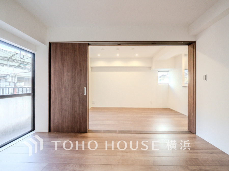 過ぎ行く時間をゆったりと感じることができる落ちついたプライベートルーム。リビングで楽しく過ごした後はゆっくり寛ぎの時間を満喫できます。静かな環境でリラックスタイムを愉しんで。