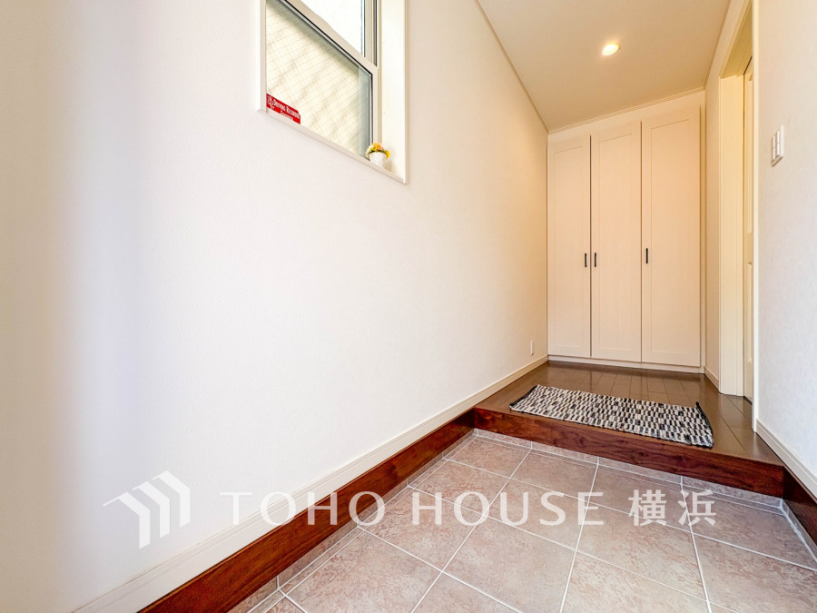 居住者の帰り、訪れる方を優しく迎え、やすらぎに満ちた生活空間を予感させる。健やかな暮らしを楽しめそう。