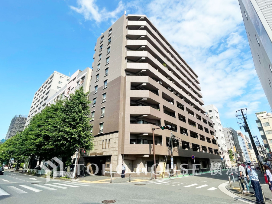 陽射しを受けて輝く時間、街灯に照らし出される夕暮れ時。様々なシーンで違った魅力的な表情を見せてくれます。住まう方のプライドを満たすクオリティを備えています。