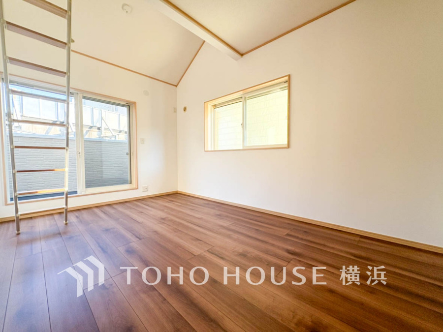 大きな窓からたっぷりと陽光が注がれる明るい空間。家族の成長に対応できる永住仕様の間取り。一日の疲れをいやしてくれる主寝室。時を忘れて過ごす場所として過ごせるお部屋