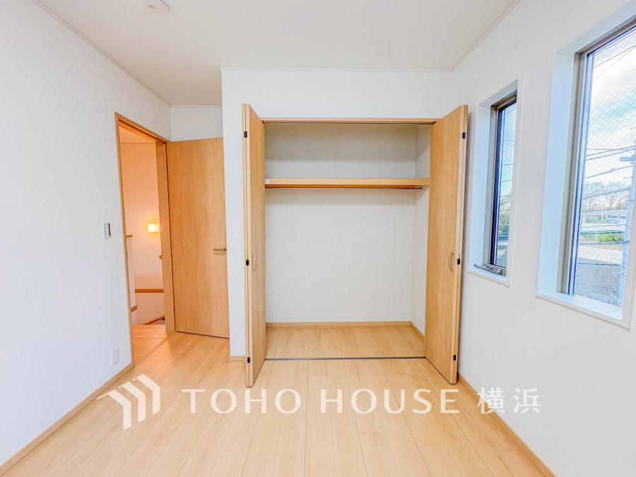 大きな窓からたっぷりと陽光が注がれる明るい空間。家族の成長に対応できる永住仕様の間取り。時を忘れて過ごす場所として過ごせるお部屋。