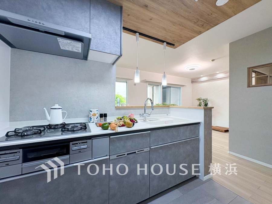 対面キッチンなら、料理や後片づけをしながらリビングにいるご家族と会話したり、気配を感じることができます。特にお子様が小さいうちは、目が離せないので便利です。