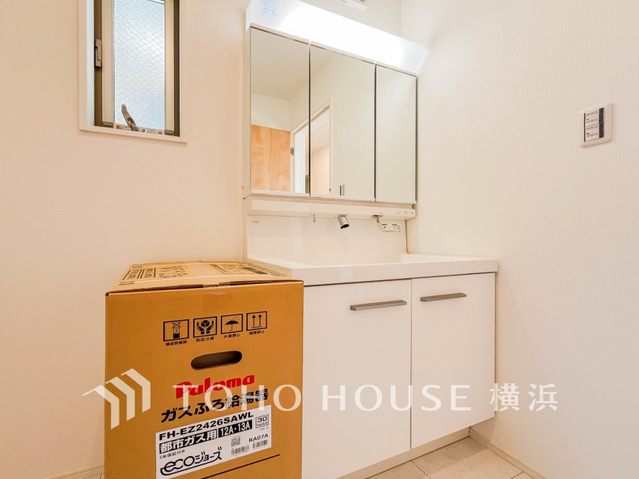 洗面台には三面鏡を採用。身だしなみを整えやすい事はもちろんですが、鏡の後ろに収納スペースを設ける事により、散らかりやすい洗面スペースをすっきりさせる事が出来るのも嬉しいですね。