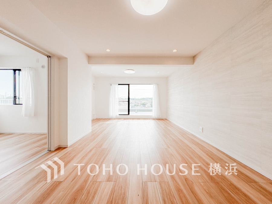 リビングに隣接した洋室の引き戸を開け放して空間を共有しながら開放的に使うこともできます。
