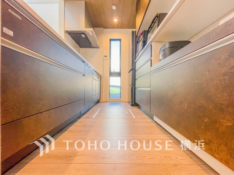 誰もが使いやすいデザインにこだわったキッチン。プライベートスペースを彩るインテリアとしての美と、快適な日常を支える機能性と強さがひとつになったキッチンです。