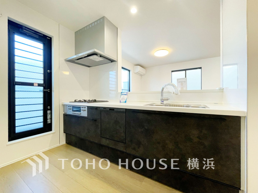 広く取られた対面キッチンは、リビングで寛ぐご家族と会話をしながらお料理が出来ます。高級感のあるカラーで空間をより上質な雰囲気にした、清潔感のあるデザインです。