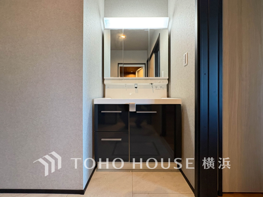 シンプルで機能的な洗面台は、収納力もあり毎日の身支度を快適にサポートします。清潔感あふれる空間です。