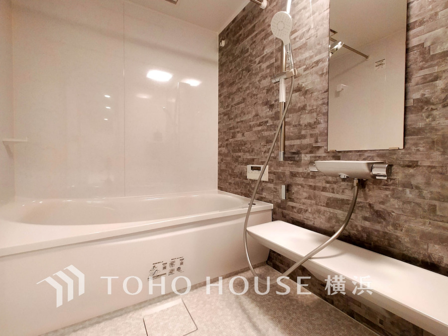 上質が感じられる質感とカラーリングで、清潔な空間美を実現。一日の疲れが癒される優雅なバスタイムを堪能できるゆとりあるバスルームです。