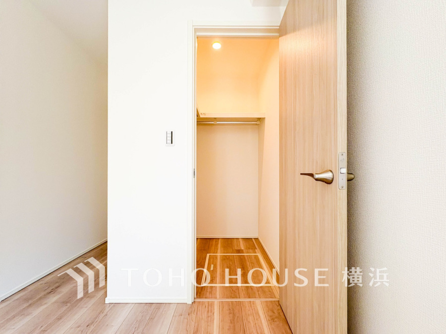 たっぷりとした収納スペース・ウォークインクローゼット。その収納力は是非ご自身の目でお確かめください。冬物のコートやスーツなど、大切なお洋服を皺なく収納できます。