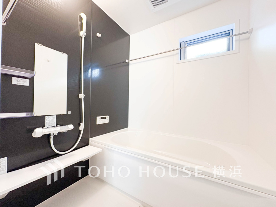 スタイリッシュな黒白の配色が美しい、機能的で清潔感あふれるバスルーム。小窓で自然換気も可能です。