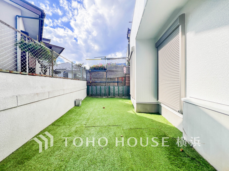 青い空と緑の芝のコントラストが美しいお庭となっております。ガーデニングなどもお楽しみ頂けます。お子様も安心して遊べますね。