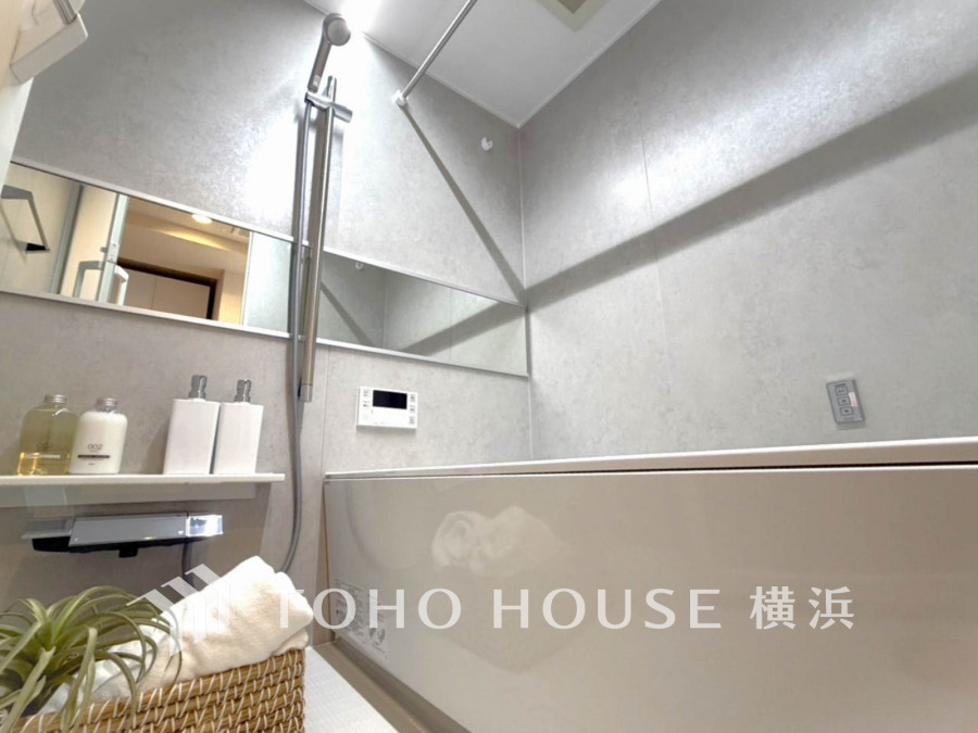 上質が感じられる質感とカラーリングで、清潔な空間美を実現。一日の疲れが癒される優雅なバスタイムを堪能できるゆとりあるバスルームです。