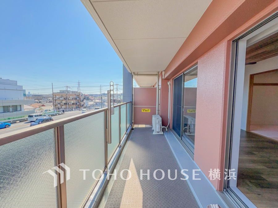 ずっと太陽を感じる事ができるのは、遮るものが視界に無いから。彼方に広がる風景が絵画のように広がります。