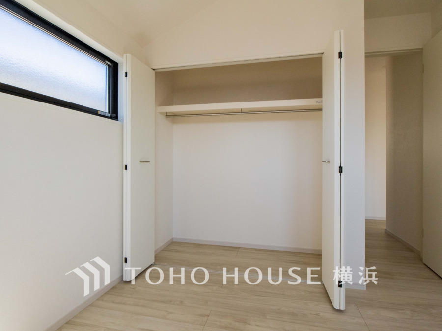 大容量収納が可能なクローゼット。シンプルなデザインでお部屋をすっきり保てます。明るい採光も魅力です。