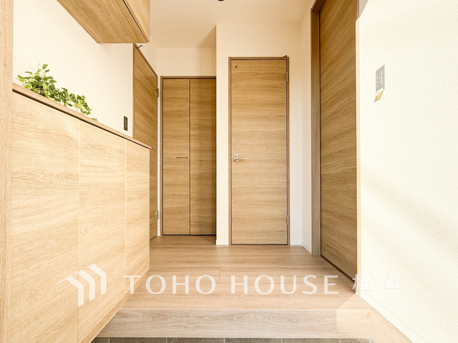 居住者の帰り、訪れる方を優しく迎え、やすらぎに満ちた生活空間を予感させる。健やかな暮らしを楽しめそう。