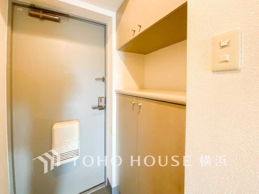 落ち着いた色の建具がホッとさせてくれる玄関スペース。