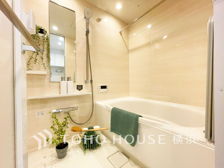 心地よいリラックスを叶える清潔感溢れる美しい空間。快適で機能的なバスルームです。
