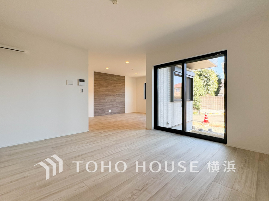 明るい陽光が差し込む広々としたリビングは、家族の笑顔が集まる場所。対面キッチンで料理をしながら会話も弾み、お子様の成長を見守る毎日が目に浮かびます。